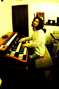 Ed Roth playing keyboards in his online studio